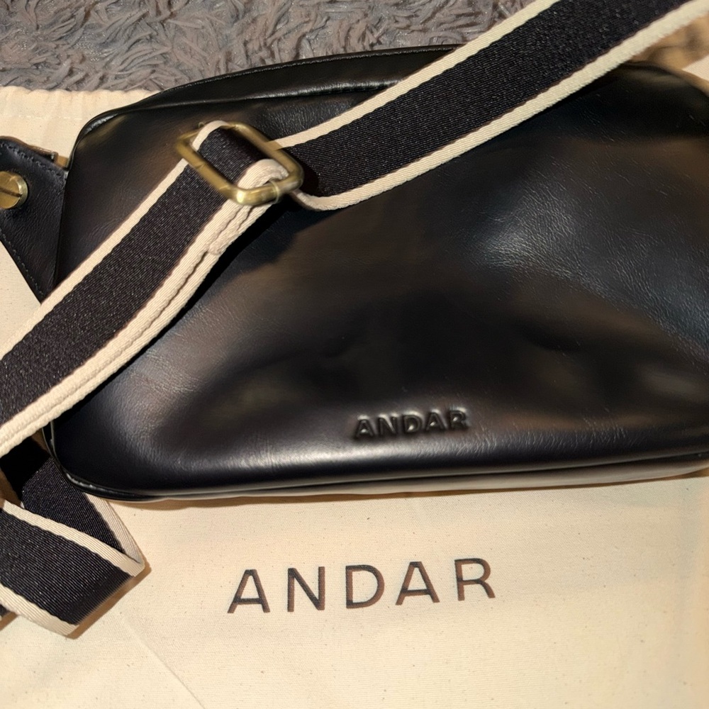 Andar 
Black Leather Crossbody Bag with Contrast Strap